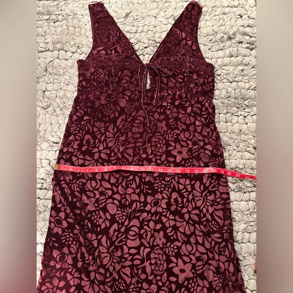 By Anthropologie Lounge Floral V-Neck Velvet Midi Dress in Plum - Picture 8 of 12